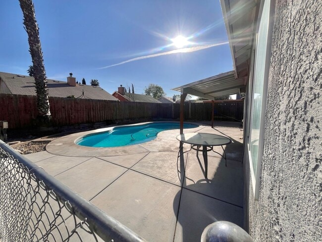 Building Photo - Charming 3-bed 2-bath home with a pool & pool service included!