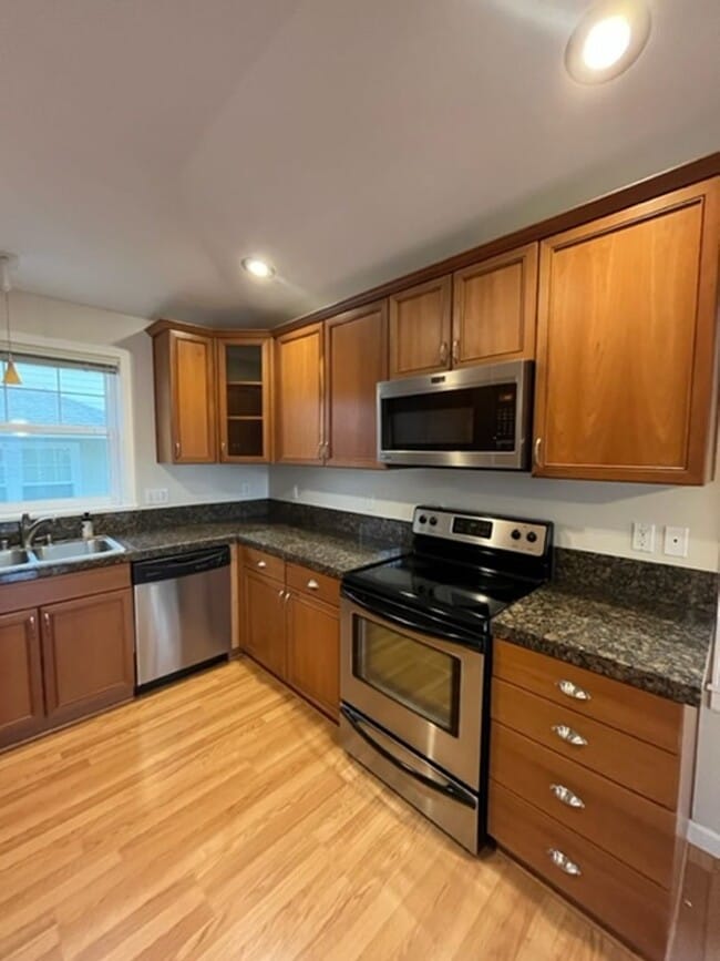 Building Photo - Beautiful 3 Bedroom Townhome with Garage i...