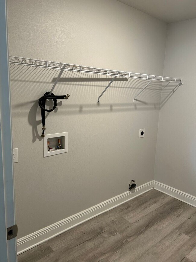 Building Photo - Easy access to interstate, bases & shopping!