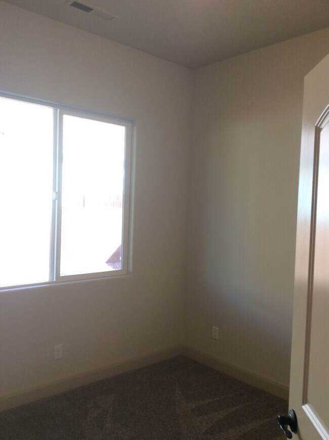 Building Photo - Gemstone Properties - Townhome in Sky Ridge