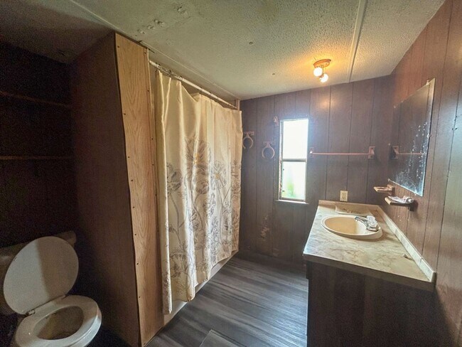 Building Photo - 2 BD 1 BA Mobile in Quiet Park Available Now!