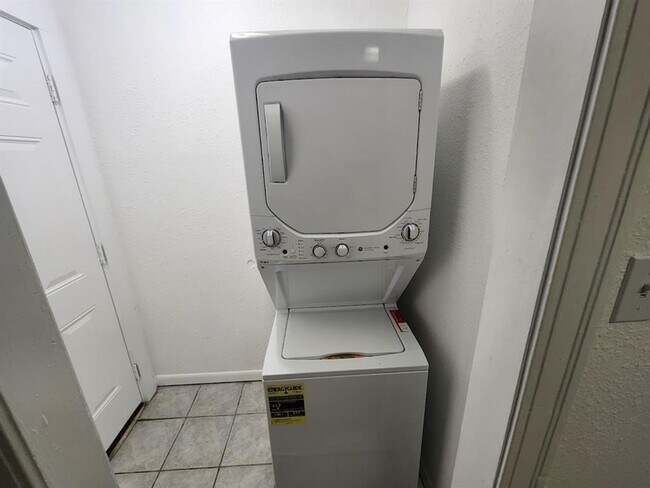 Building Photo - 3 Bed 2 Bath in Hyde Park with Huge Yard