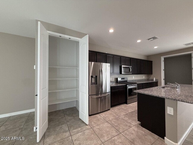 Building Photo - 38163 W Santa Monica Ave