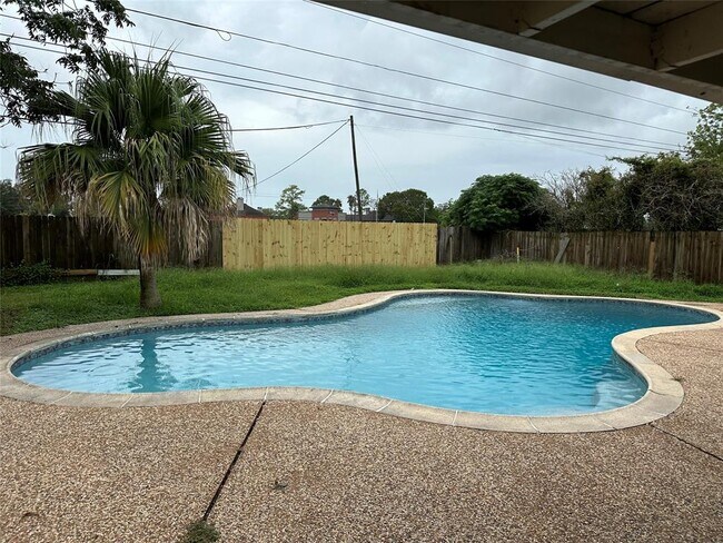 Building Photo - 16610 La Avenida Dr