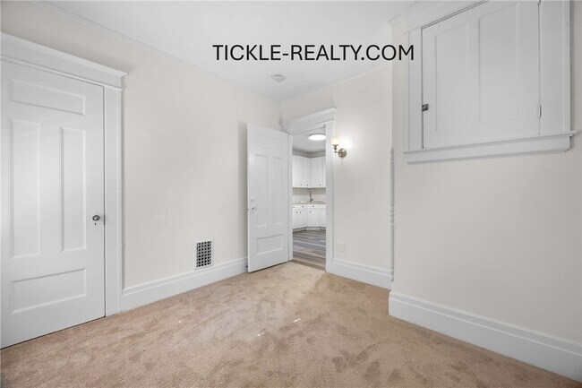 Building Photo - 15-17-17 Roosevelt St