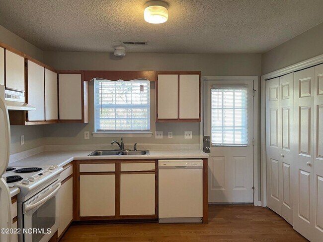 Building Photo - Welcome to Deerfield!