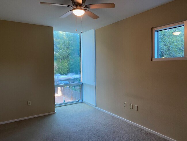 Building Photo - Beautiful at Barton Place!