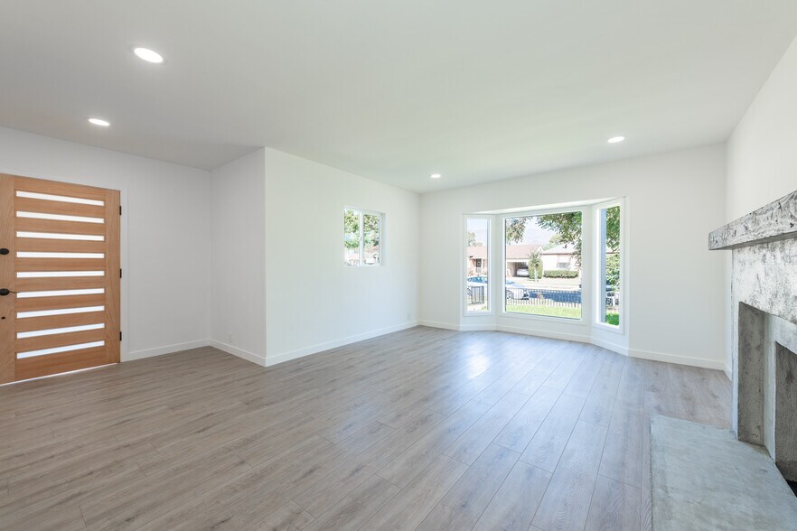LIVING ROOM - 1011 N Florence St