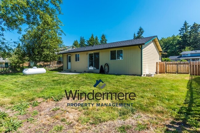 Building Photo - 2 Bed 1 Bath House W/ Garage