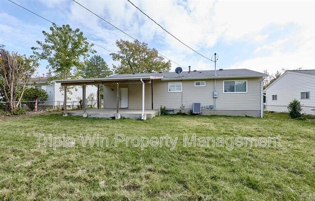 Building Photo - 2325 Golfway St