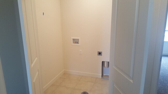 Building Photo - Spacious 3-Bedroom, 2.5-Bath Home in Cente...