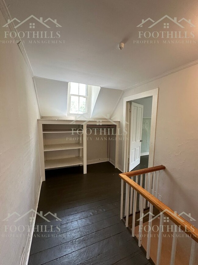 Building Photo - Charming 4-Bedroom Single Family House Nea...