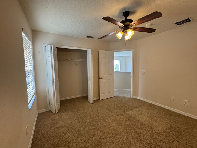 Building Photo - Spacious house with 6 bedrooms and 4.5 bathrooms to call home