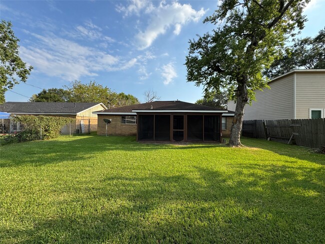 Building Photo - 1812 Dolphin Dr