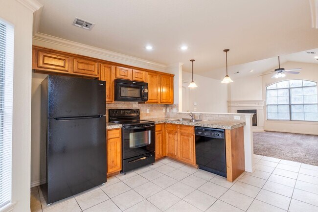 Building Photo - 3 bed, 2 bath Condo - MOVE IN SPECIAL!!!!