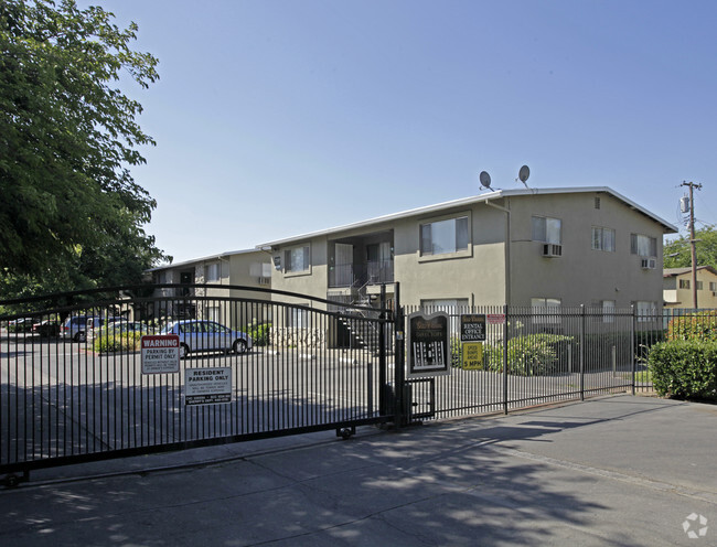 Entrance - Gold Crossing Apartments