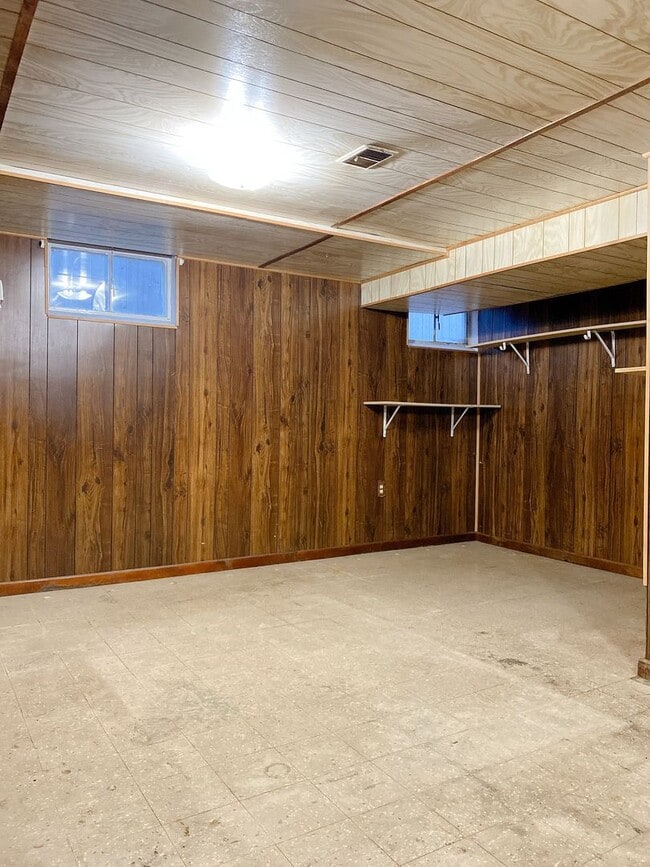 Building Photo - Beautiful 3 bed 1 bath house, over sized driveway, garage and fenced in back yard $1,595  [Move-i...