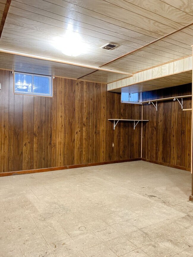 Building Photo - Beautiful 3 bed 1 bath house, over sized driveway, garage and fenced in back yard $1,795  [Move-i...