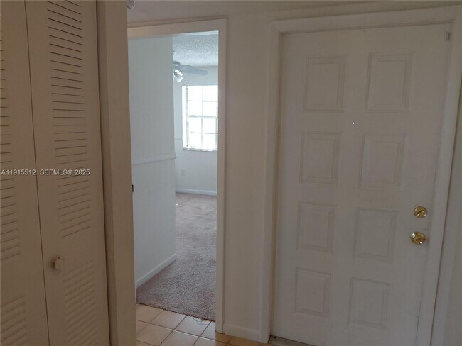 Building Photo - 999 Hamilton Dr