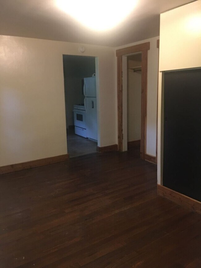 Building Photo - 1 bedroom , 1 bath Studio Duplex