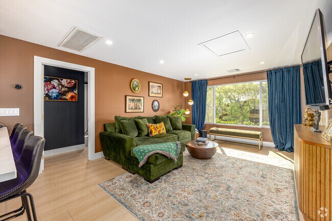 2BR, 2BA - 1000SF - Living Room - 1368 1/2 Yosemite Dr