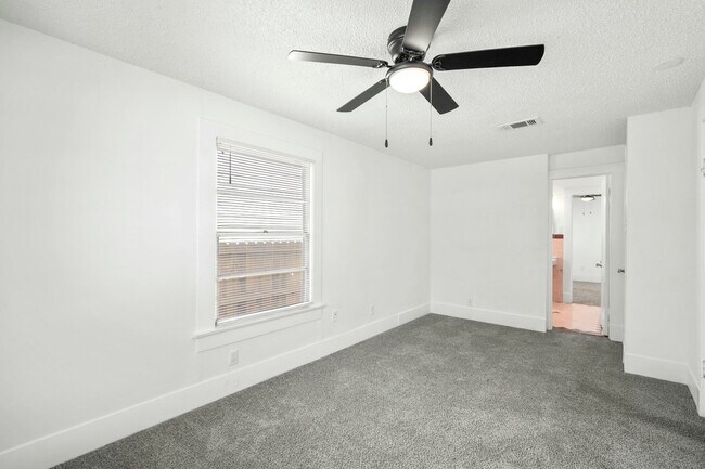 Building Photo - 904 Mansfield St