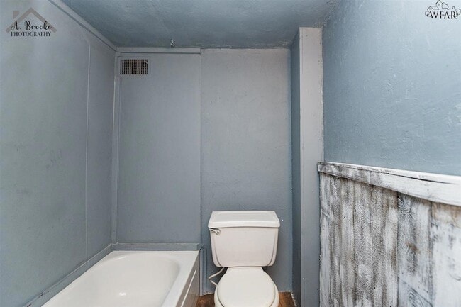 Building Photo - 808 S Yosemite St