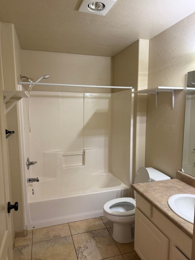 Building Photo - 2BED 2.5 BATH - TOWNHOME IN A QUIET NEIGHBORHOOD