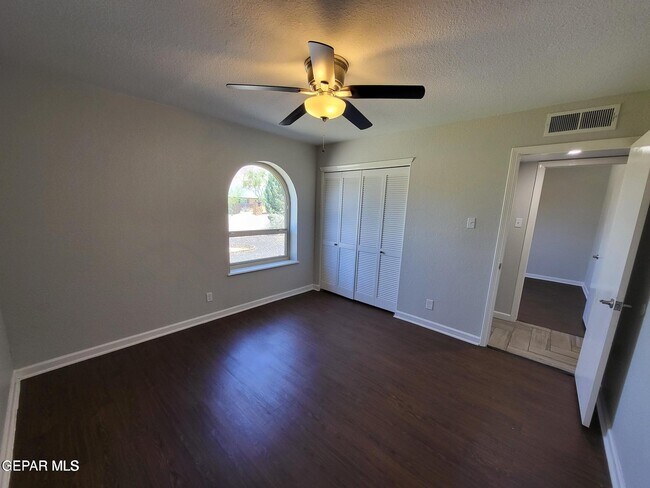 Building Photo - 408 Hollydale Dr