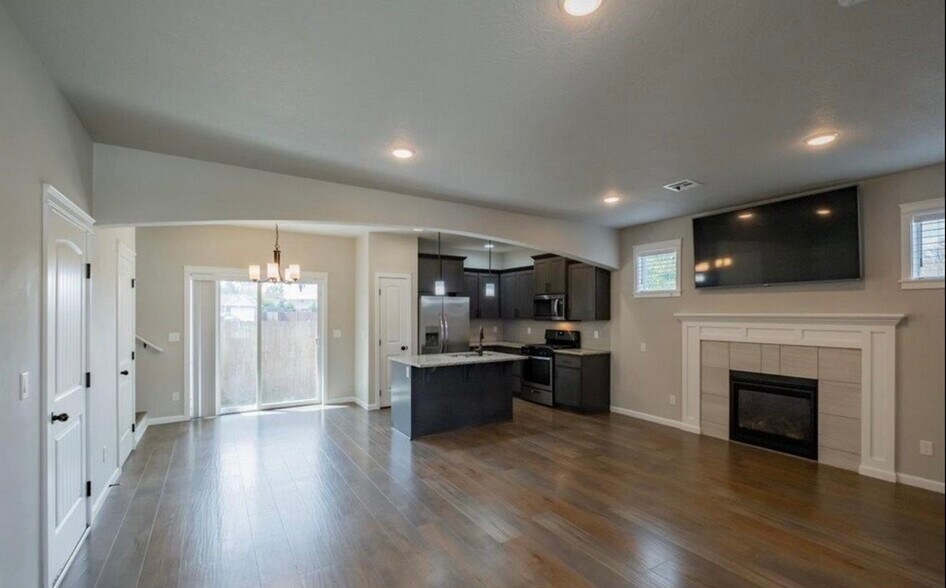 Building Photo - 4164 Sagecrest Dr NE