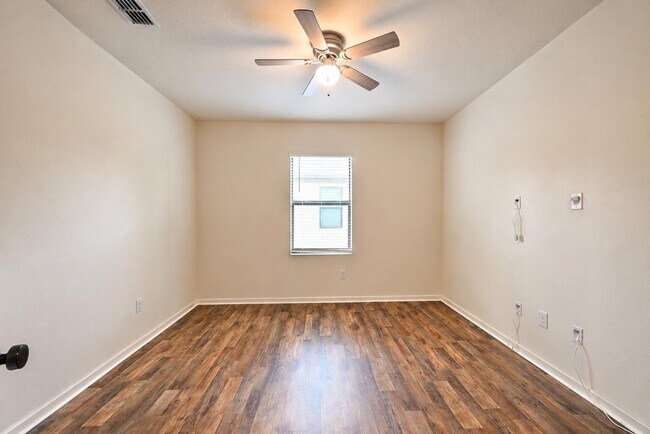 Building Photo - 927 Remington Green Dr SE