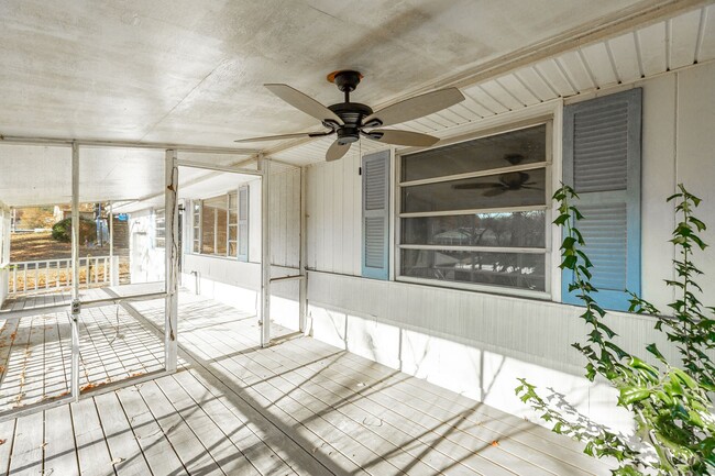 Building Photo - 2 bedroom, 1 bath unit in the heart of Eas...