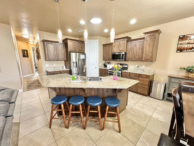 Building Photo - Short term lease! Beautiful Furnished St. George Home!!