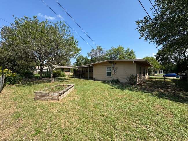 Building Photo - Welcome to this charming 3-bedroom, 1.5-bathroom home with easy access to FT. SAM, BAMC, RANDOLPH...