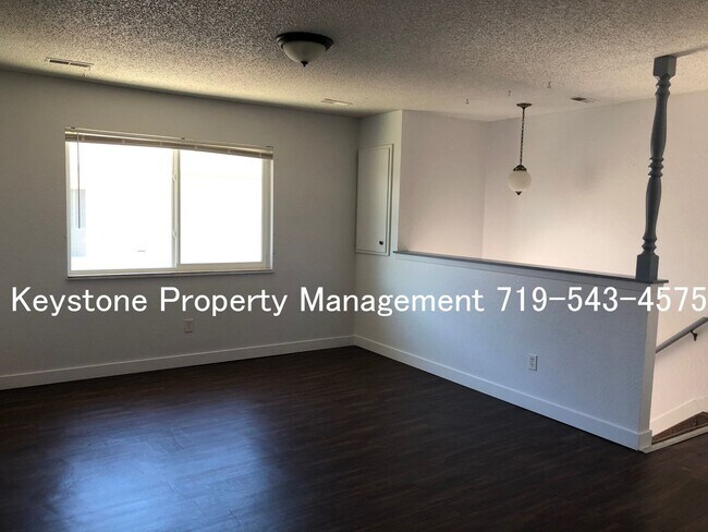 Building Photo - $525 OFF Move In Special! Well Maintained Apartment - Near CSUP 2 Bed/1 Bath $1050/$1050