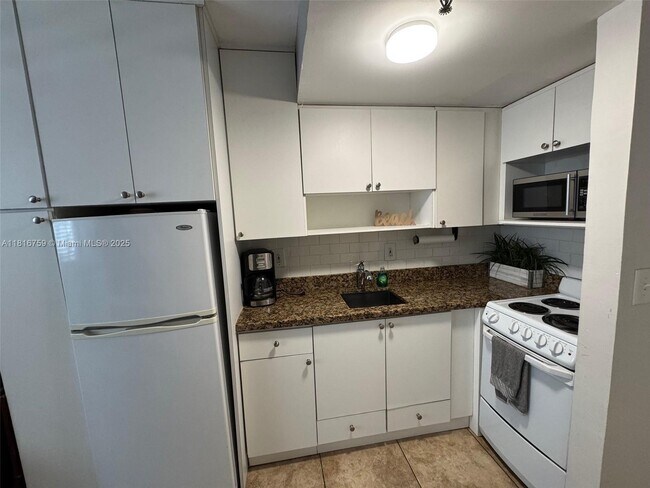 Building Photo - 865 Collins Ave