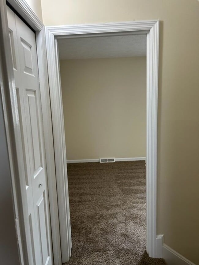 Building Photo - 481 Woodview Dr
