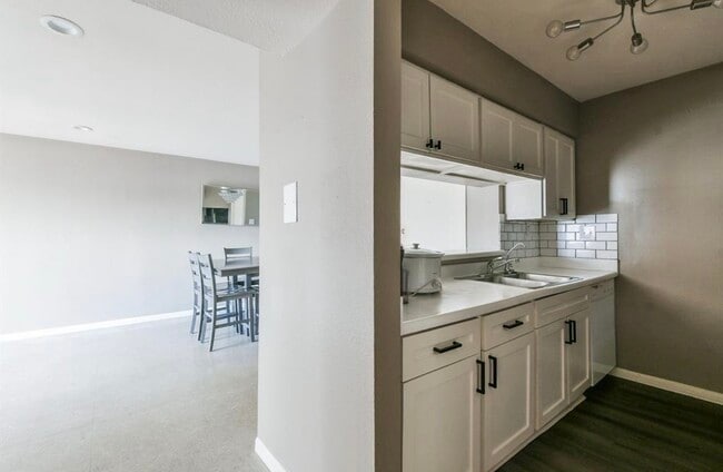 Building Photo - 8529 Hearth Dr