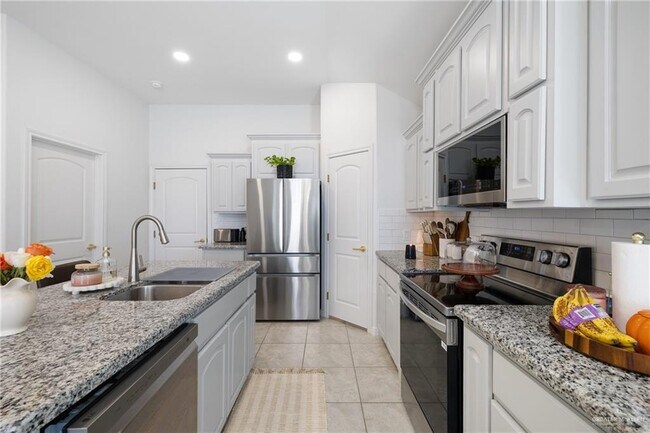 Building Photo - 18-25th 1/2 S 25 1/2