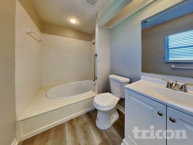 Building Photo - 528 Little Lake Ct