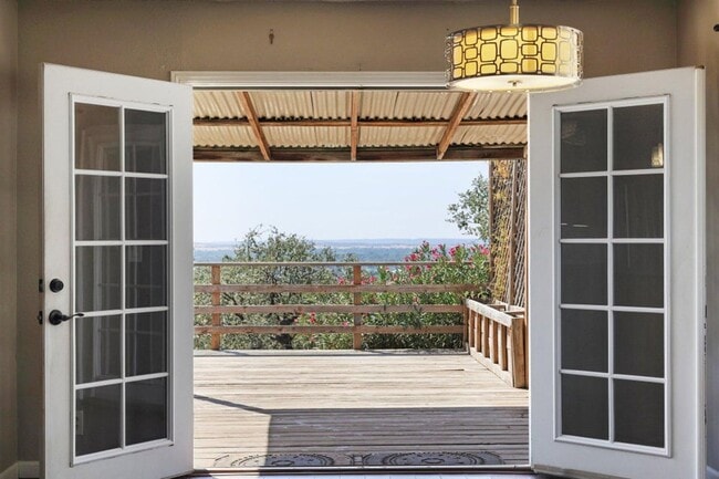 Building Photo - Beautiful Home w/ Panoramic Views!!  (Lake...
