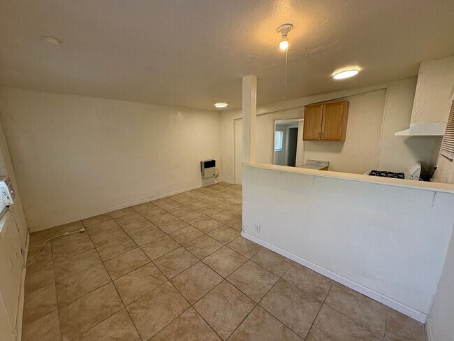 Building Photo - Dinuba country Home Rent Ready !