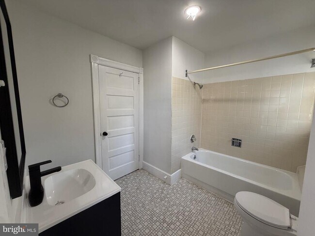 Building Photo - 517 Bentley Ave