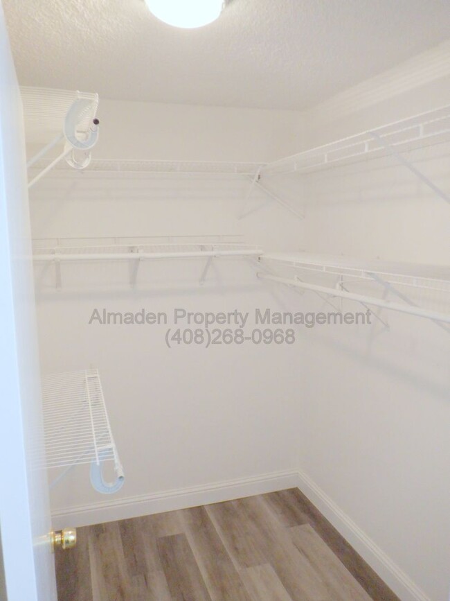 Building Photo - Updated Home, Central A/C & No Carpets! Pe...