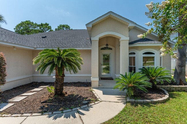 Building Photo - Spacious Home in Navarre!