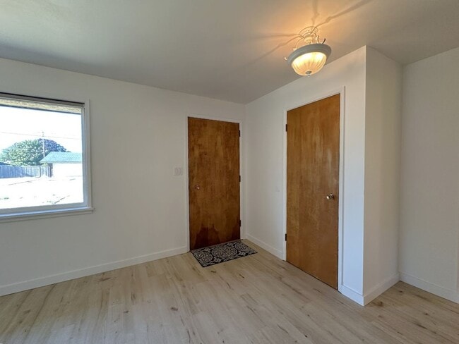 Building Photo - 2 bedroom - Retro Charmer in the Heart of ...