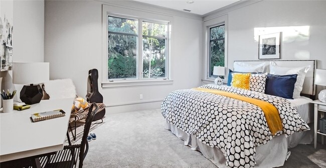 Building Photo - 6Bd/6.5Ba Clyde Hill House