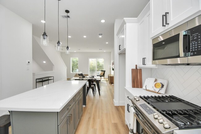 Building Photo - 4802 Elysian St