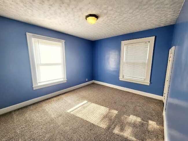 Building Photo - 305 Lyndhurst St