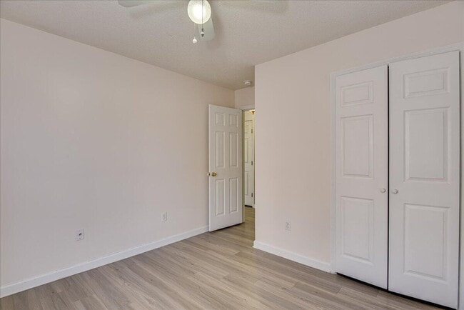 Building Photo - 146 Spring Oak Ln